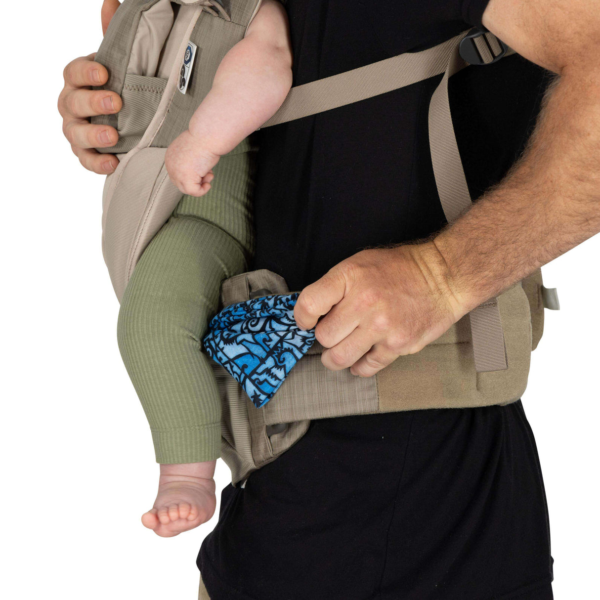 Osprey Poco Soft Child Carrier LT - Tan Concrete with baby in a comfortable position during outdoor activity | Babymaxi