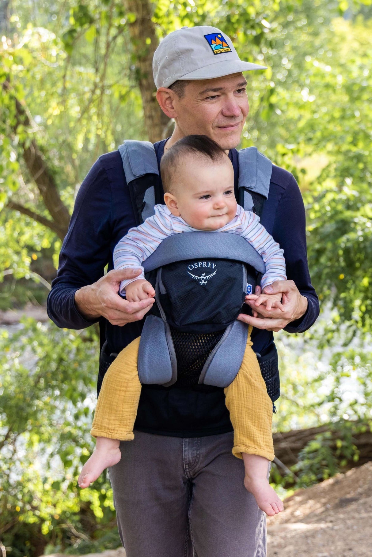 Dad carrying baby in Osprey Poco Soft Child Carrier LT - Black during outdoor adventure | Babymaxi