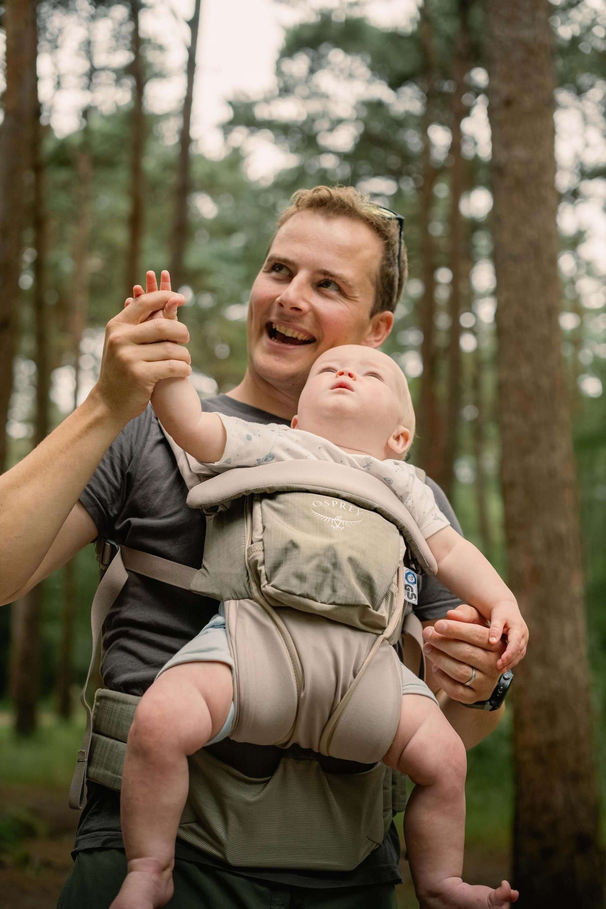 Parent using Osprey Poco Soft Child Carrier LT - Tan Concrete while exploring nature with baby | Babymaxi