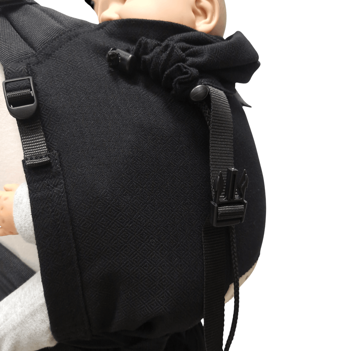Storchenwiege Talemo Half-Buckle Baby Carrier - Black displaying adjustable straps and a secure fit for babies | Babymaxi