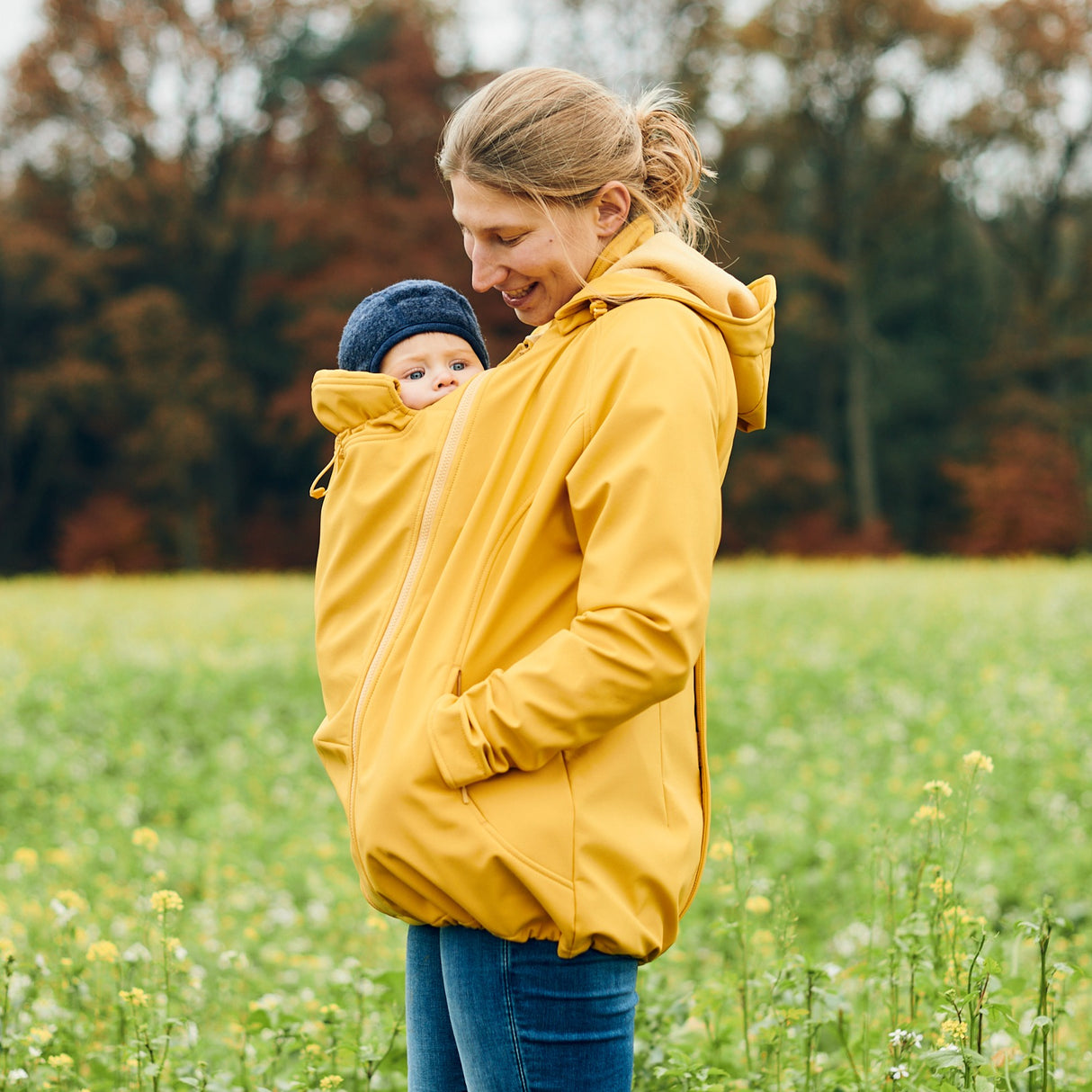 Mamalila Softshell Baby Tragejacke Allrounder - Mustard
