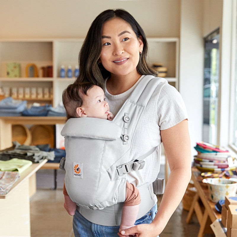 Ergobaby Adapt Soft Touch Cotton - Pearl Grey carrier with mom and baby in a cozy environment | Babymaxi