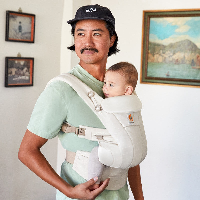 Shop Ergobaby Ergobaby Omni Dream - Natural Dots at Babymaxi