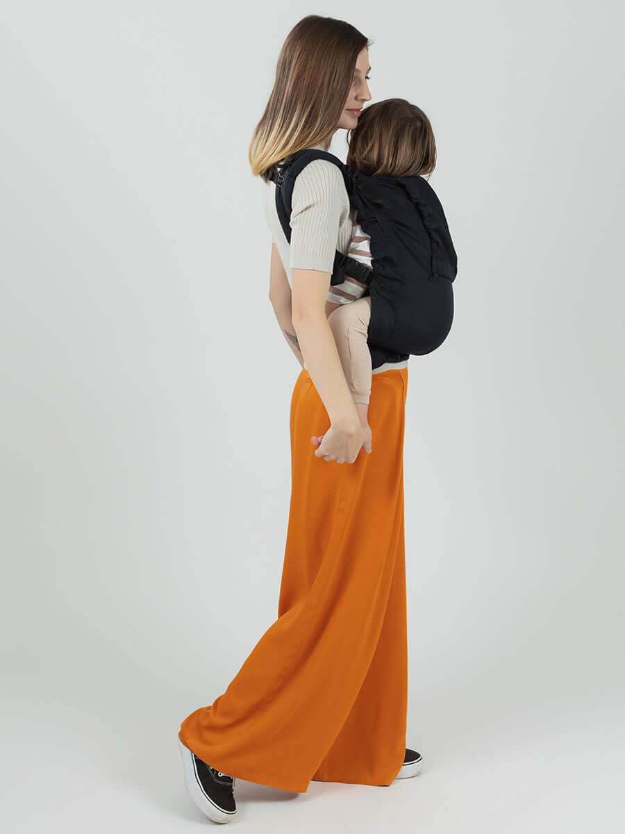 Isara Preschooler (up to 30kg) - Noire baby carrier front view with child, adjustable for 9 months to 8 years | Babymaxi