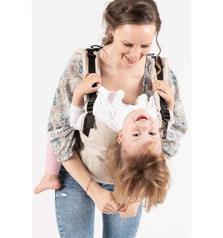 Isara The One - Au Naturel baby carrier in use, featuring a happy child being carried comfortably | Babymaxi