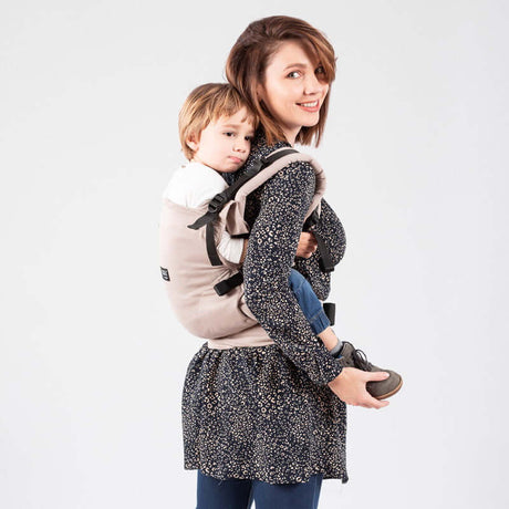 Isara The One - Caffe Latte baby carrier shown with mother and child, showcasing ergonomic design and adaptability | Babymaxi