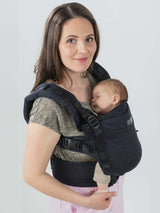 Isara The One - Noire ergonomic baby carrier in use, supporting a baby and adjusting for all parents | Babymaxi