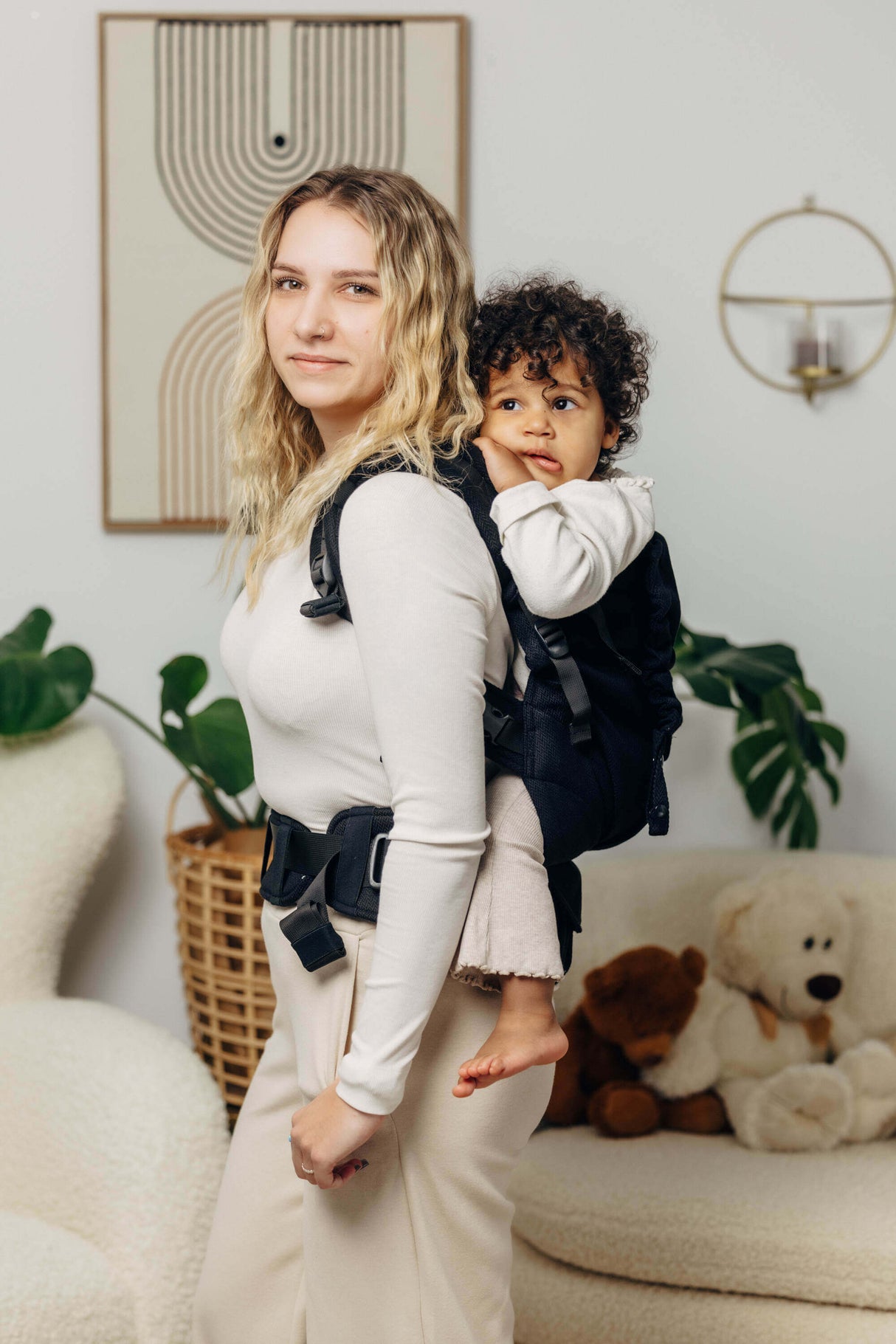 LennyLamb LennyPreschool (up to 30kg) - Little Herringbone Ebony Black toddler carrier in use with a smiling child | Babymaxi