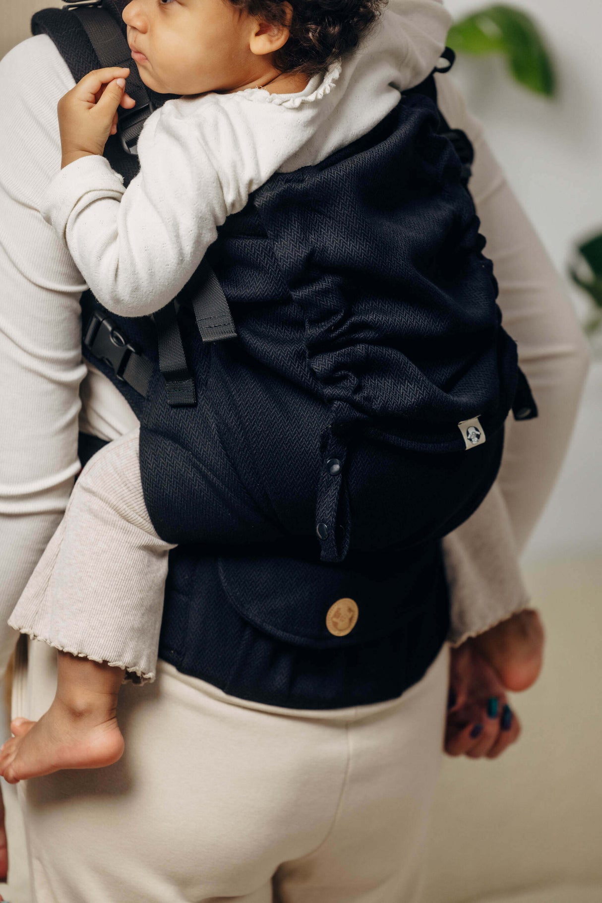 LennyLamb LennyPreschool (up to 30kg) - Little Herringbone Ebony Black toddler carrier in use, ergonomically designed for kids aged 1-5 | Babymaxi