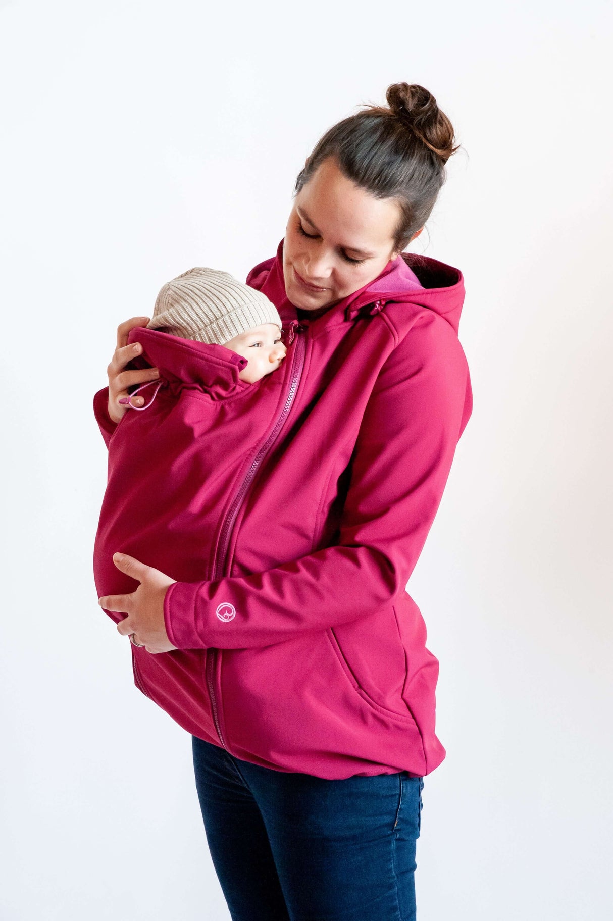 Mamalila Softshell Babywearing Jacket Allrounder - Berry, stylish and versatile outerwear for moms and babies | Babymaxi