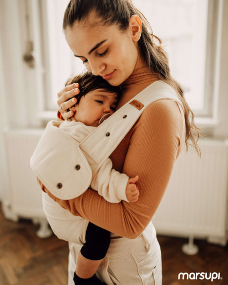 Marsupi Classic - Natur baby carrier in use, featuring ergonomic design and unique Velcro system for comfort | Babymaxi