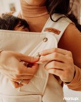 Marsupi Classic - Natur baby carrier detail with ergonomic Velcro system and baby snugly nestled | Babymaxi