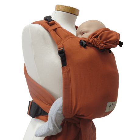 Storchenwiege Talemo Baby Carrier - Terra on a mannequin, showcasing adjustable buckle design and soft fabric | Babymaxi